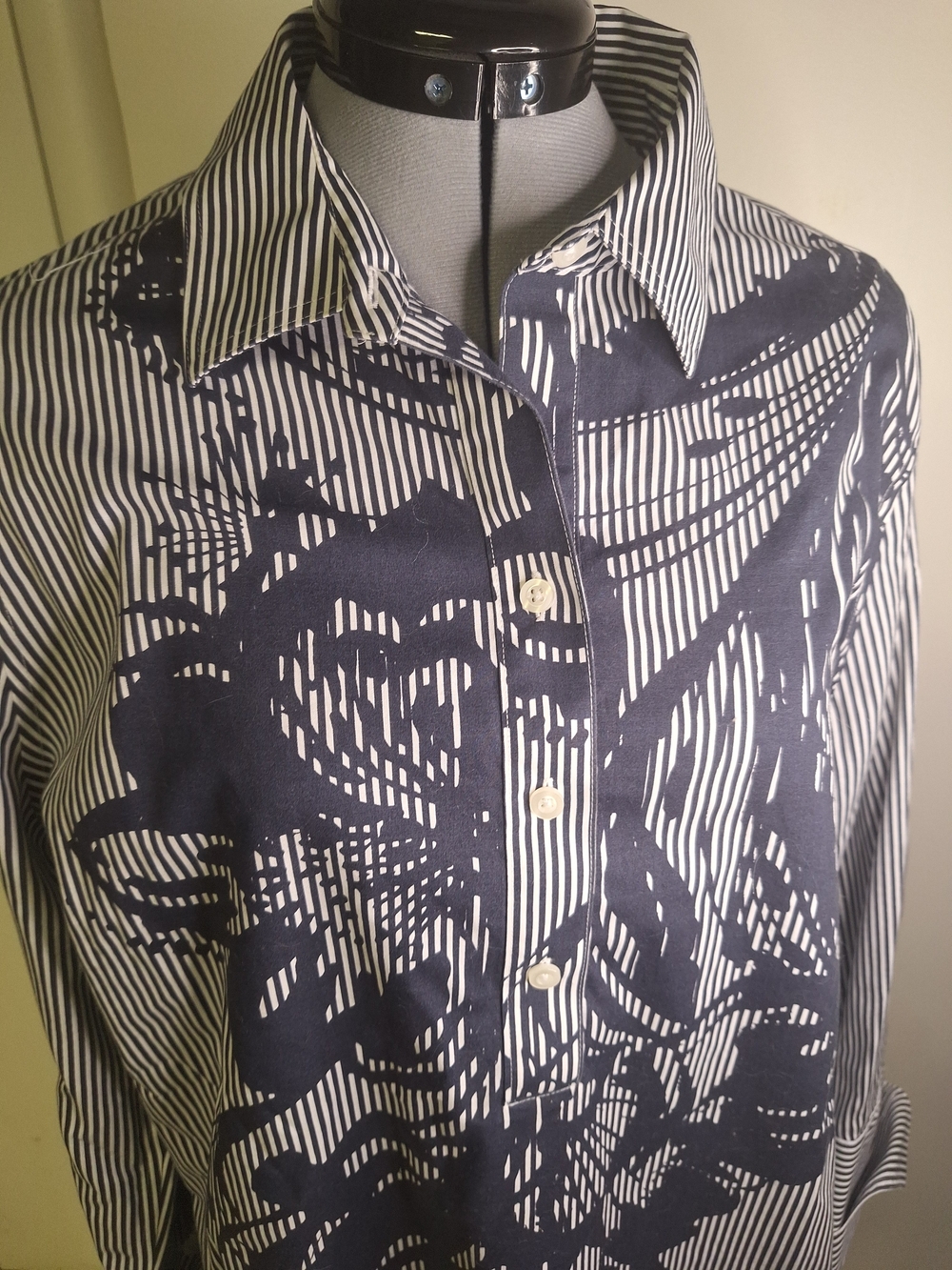 Chico's Navy and White Abstract Stripe Button Plack Top. No Iron        Size 14